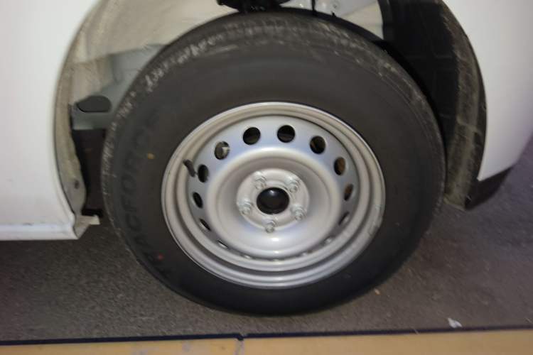 Used JMC E Fushun 2025 Model, Open Window Version, 77 kWh, Mid-axle, Mid-roof Right Front Wheel Hub