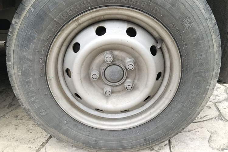 Used JMC E Fushun 2025 Model, Open Window Version, 53.58 kWh, Mid-axle, Low-roof Right Front Wheel Hub