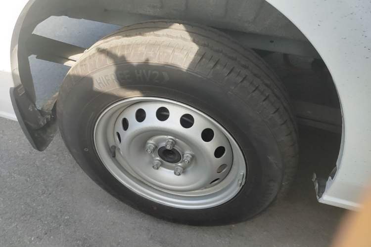 Used JMC E Fushun 2025 Model, Open Window Version, 53.58 kWh, Mid-axle, Mid-roof Right Rear Wheel Hub