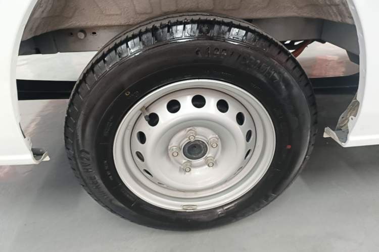 Used JMC E Fushun 2025 Model, Open Window Version, 41.86 kWh, Short Axle, Low-roof Right Rear Wheel Hub
