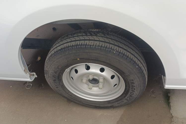 Used JMC E Fushun 2025 Model 41.5 kWh Blind Window Version, Short Wheelbase Low Roof, 3.0 tons Right Rear Wheel Hub