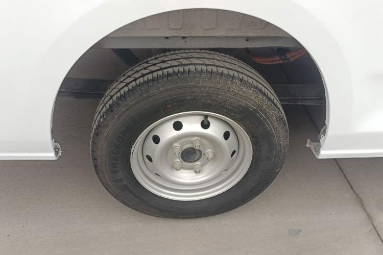 Used JMC E Fushun 2025 Model 41.5 kWh Blind Window Version, Short Wheelbase Low Roof, 3.0 tons Right Rear Wheel Hub