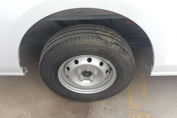 Used JMC E Fushun 2025 Model 41.5 kWh Blind Window Version, Short Wheelbase Low Roof, 3.0 tons Right Rear Wheel Hub