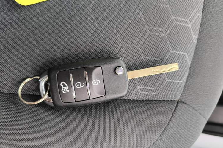 Used JMC E Fushun 2025 Model, Open Window Version, 77 kWh, Mid-axle, Low-roof Vehicle Key
