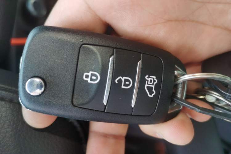 Used JMC E Fushun 2026 Model Mingchuang Edition 53.58kWh 2C Mid-Axle Mid-Roof 7-Seater Vehicle Key