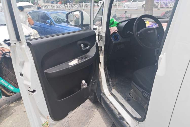 Used JMC E-Roadrunner 2023 E630 Van Base Model 41.86 kWh Driver Seat