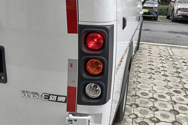 Used JMC E-Roadrunner 2023 E630 Van Deluxe Edition 41.86 kWh Exterior 2