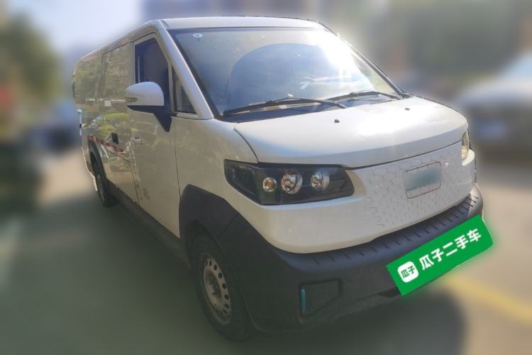 Used JMC E-Roadrunner 2023 E630 Van Base Model 41.86 kWh Front Right 45 Deg