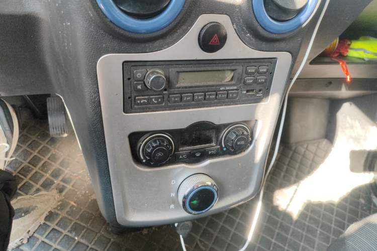 Used JMC E-Roadrunner 2023 E630 Van Base Model 41.86 kWh Gear Lever