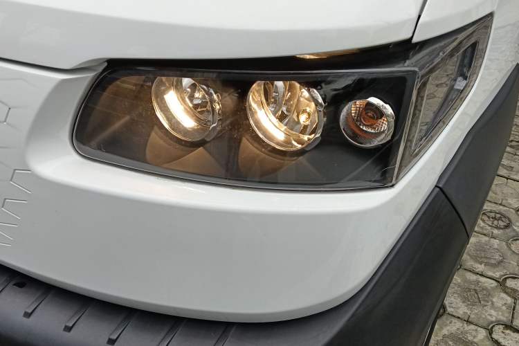 Used JMC E-Roadrunner 2023 E630 Van Deluxe Edition 41.86 kWh Left Front Headlight