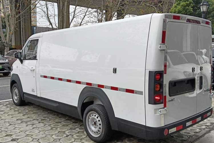 Used JMC E-Roadrunner 2023 E630 Van Deluxe Edition 41.86 kWh Left Side