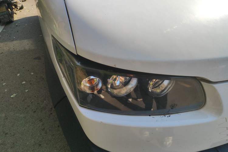 Used JMC E-Roadrunner 2023 E630 Van Base Model 41.86 kWh Right Front Headlight