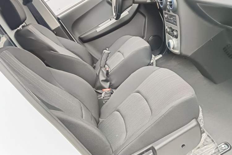 Used JMC E-Roadrunner 2023 E630 Van Deluxe Edition 41.86 kWh Right Front Seat