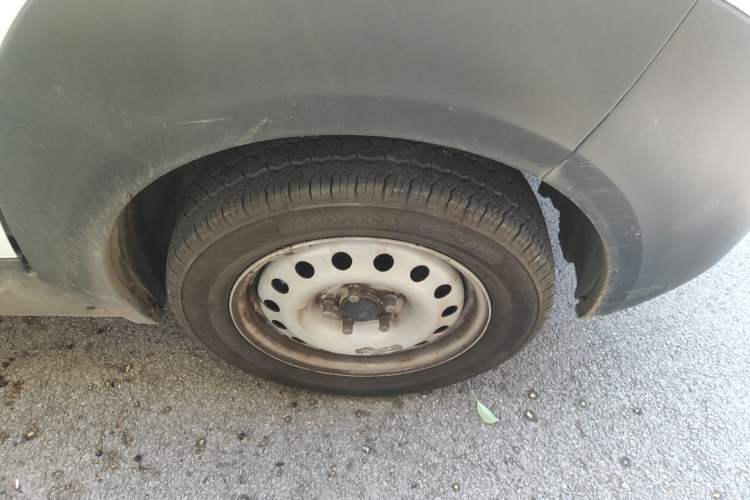 Used JMC E-Roadrunner 2023 E630 Van Base Model 41.86 kWh Right Front Wheel Hub