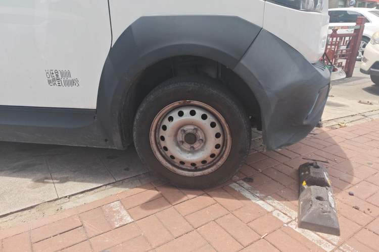 Used JMC E-Roadrunner 2023 E630 Van Base Model 41.86 kWh Right Front Wheel Hub