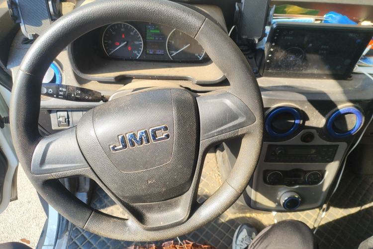 Used JMC E-Roadrunner 2023 E630 Van Base Model 41.86 kWh Steering Wheel