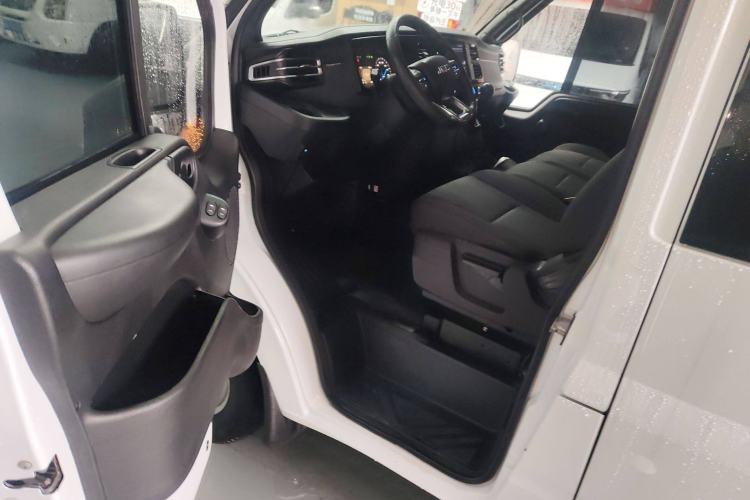 Used JMC Fushun 2023 2.0T Manual Diesel Long-Wheelbase High-Roof Business Van with Dual Rear Tires 6–9 Seats Driver Seat