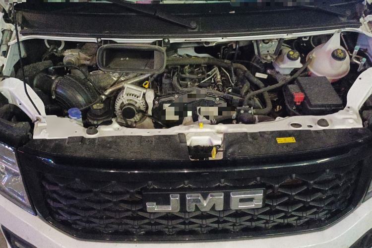 Used JMC Fushun 2023 2.0T Manual Short-Wheelbase Mid-Top Commercial Multi-Purpose 6-Seater Passenger Vehicle Engine Bay