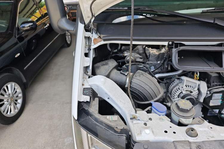 Used JMC Fushun 2022 2.0T Manual Van Short Wheelbase Mid-Height Roof 3-Seater Engine Bay Right