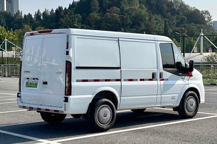 Used JMC Fushun 2023 2.0T Manual Short-Wheelbase Low-Roof Commercial Van 2/3 Seats with Dual-Swing Tailgate Exterior 1