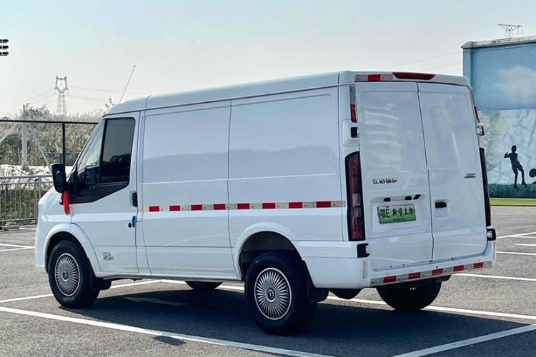 Used JMC Fushun 2023 2.0T Manual Short-Wheelbase Low-Roof Commercial Van 2/3 Seats with Dual-Swing Tailgate Exterior 5