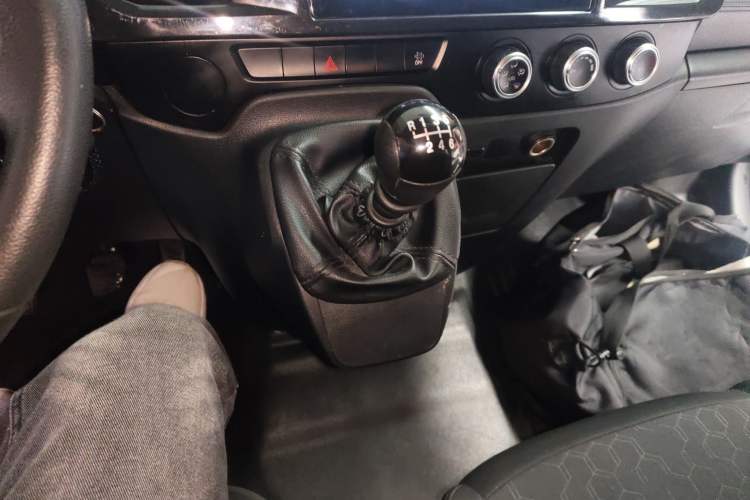 Used JMC Fushun 2023 2.0T Manual Diesel Long-Wheelbase High-Roof Business Van with Dual Rear Tires 6–9 Seats Gear Lever