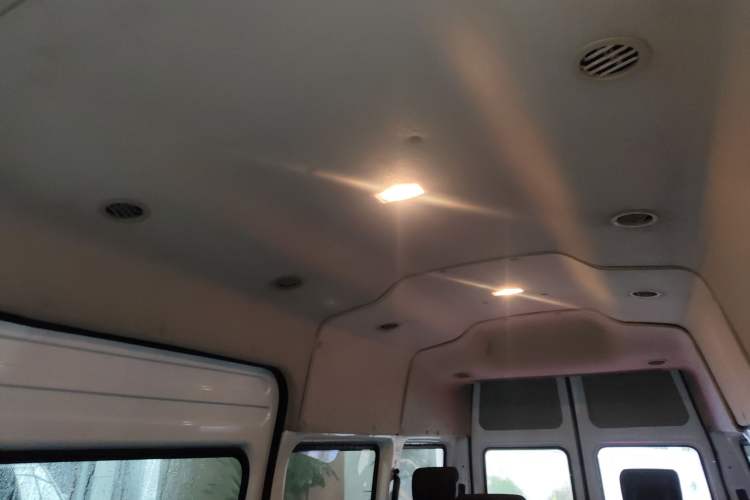 Used JMC Fushun 2023 2.0T Manual Diesel Long-Wheelbase High-Roof Business Van with Dual Rear Tires 6–9 Seats Headliner