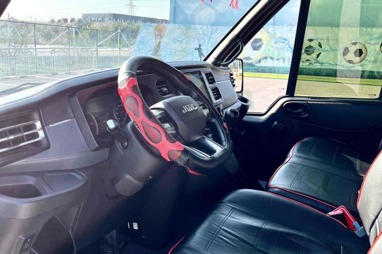 Used JMC Fushun 2023 2.0T Manual Short-Wheelbase Low-Roof Commercial Van 2/3 Seats with Dual-Swing Tailgate Interior 1