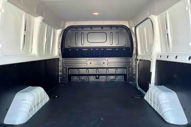 Used JMC Fushun 2023 2.0T Manual Short-Wheelbase Low-Roof Commercial Van 2/3 Seats with Dual-Swing Tailgate Interior 2