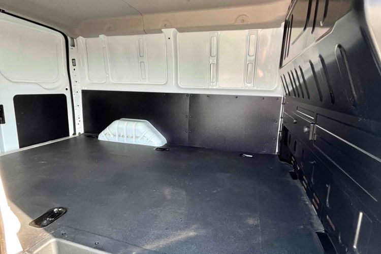 Used JMC Fushun 2023 2.0T Manual Short-Wheelbase Low-Roof Commercial Van 2/3 Seats with Dual-Swing Tailgate Interior 3