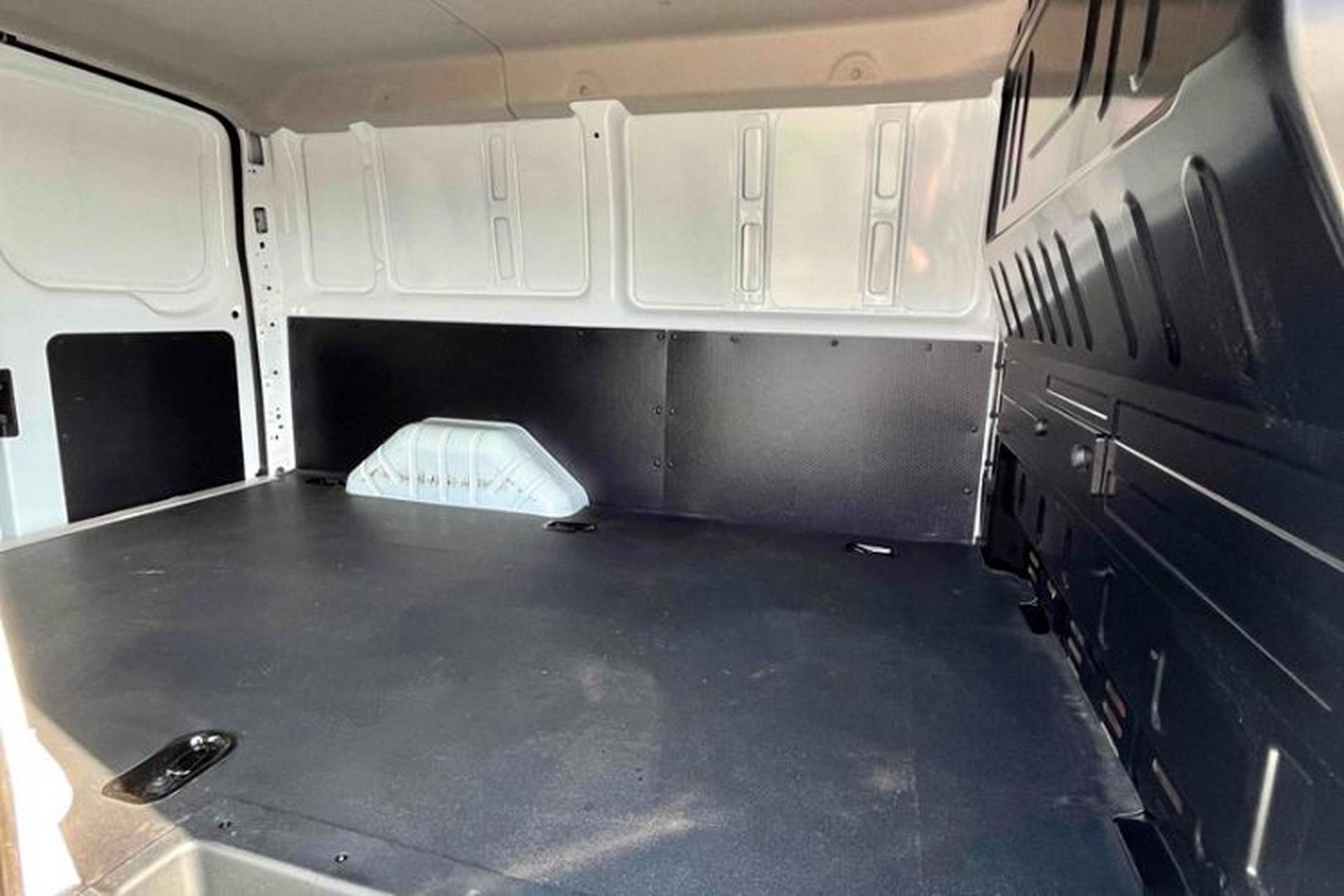 Used JMC Fushun 2023 2.0T Manual Short-Wheelbase Low-Roof Commercial Van 2/3 Seats with Dual-Swing Tailgate Interior 3