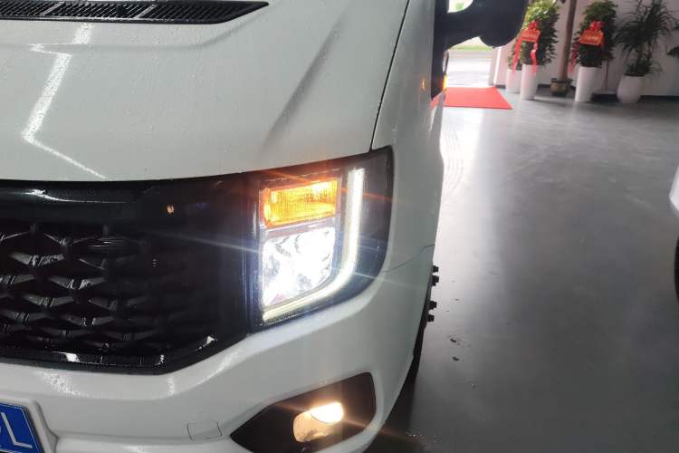 Used JMC Fushun 2023 2.0T Manual Diesel Long-Wheelbase High-Roof Business Van with Dual Rear Tires 6–9 Seats Left Front Headlight