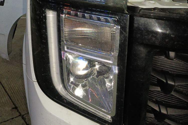 Used JMC Fushun 2023 2.0T Manual Short-Wheelbase Mid-Top Commercial Multi-Purpose 6-Seater Passenger Vehicle Right Front Headlight