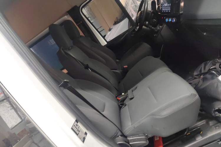 Used JMC Fushun 2023 2.0T Manual Diesel Long-Wheelbase High-Roof Business Van with Dual Rear Tires 6–9 Seats Right Front Seat