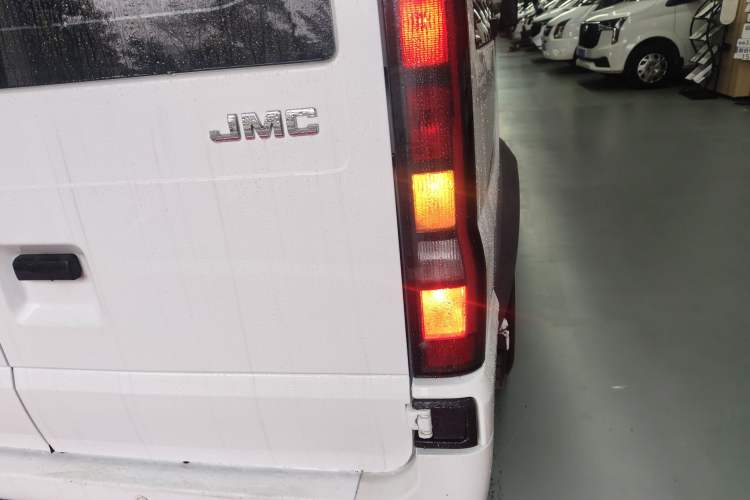 Used JMC Fushun 2023 2.0T Manual Diesel Long-Wheelbase High-Roof Business Van with Dual Rear Tires 6–9 Seats Right Rear Taillight