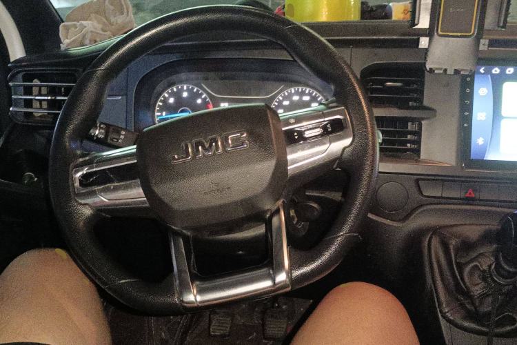Used JMC Fushun 2023 2.0T Manual Short-Wheelbase Mid-Top Commercial Multi-Purpose 6-Seater Passenger Vehicle Steering Wheel