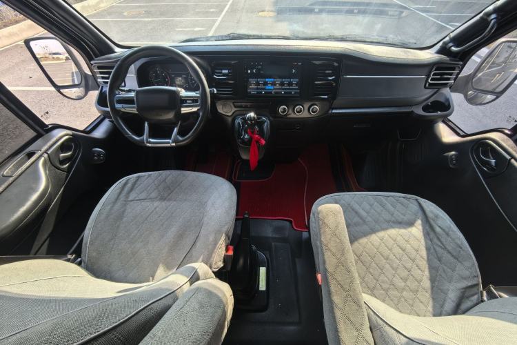 Used JMC Fushun 2022 2.0T Manual Multi-Function Passenger Vehicle Mid-Range High Roof 6-7 Seats Interior 1