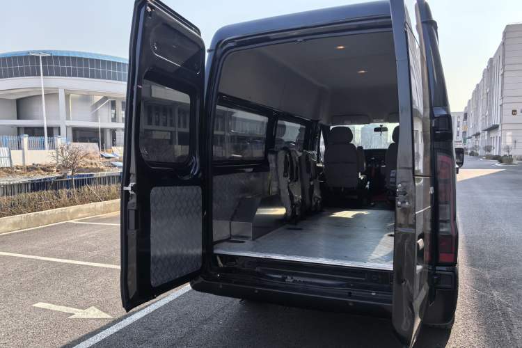 Used JMC Fushun 2022 2.0T Manual Multi-Function Passenger Vehicle Mid-Range High Roof 6-7 Seats Interior 10