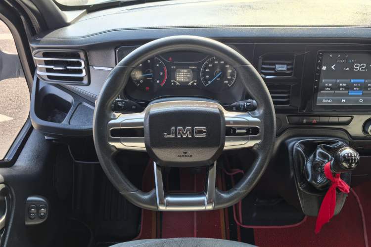 Used JMC Fushun 2022 2.0T Manual Multi-Function Passenger Vehicle Mid-Range High Roof 6-7 Seats Interior 2