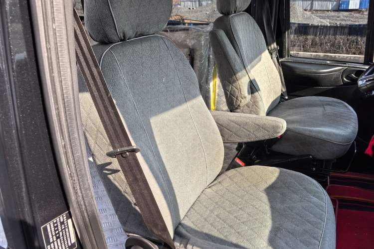 Used JMC Fushun 2022 2.0T Manual Multi-Function Passenger Vehicle Mid-Range High Roof 6-7 Seats Interior 6