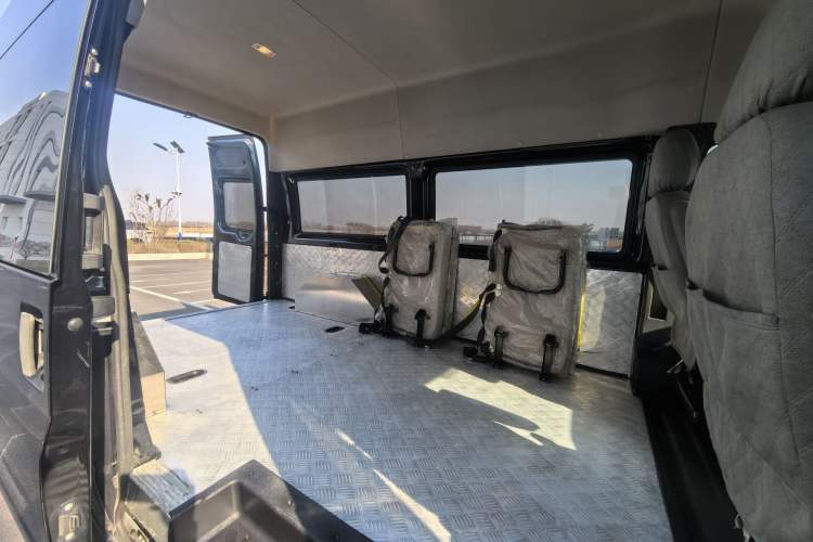 Used JMC Fushun 2022 2.0T Manual Multi-Function Passenger Vehicle Mid-Range High Roof 6-7 Seats Interior 8