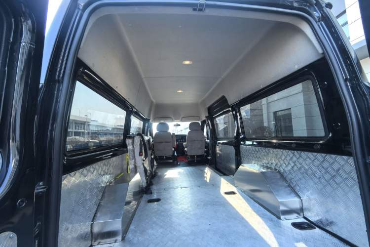 Used JMC Fushun 2022 2.0T Manual Multi-Function Passenger Vehicle Mid-Range High Roof 6-7 Seats Interior 9