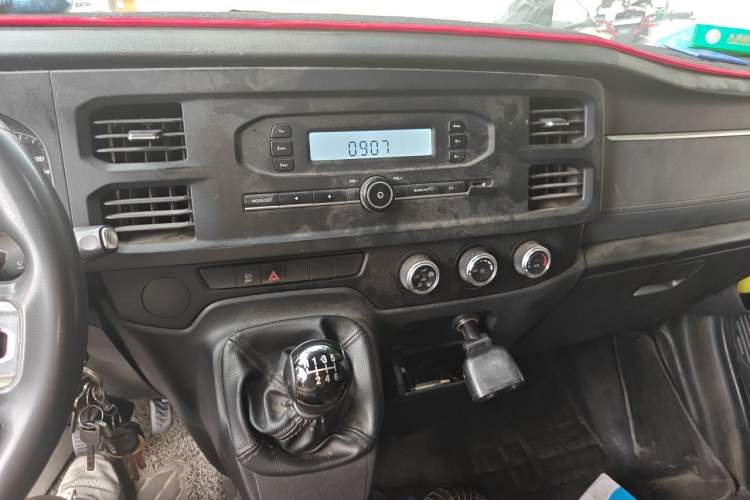 Used JMC Fushun 2022 2.0T Manual Multi-Function Passenger Vehicle Mid-Range High Roof 6-7 Seats Audio And AC Panel
