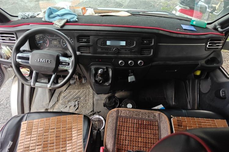 Used JMC Fushun 2022 2.0T Manual Multi-Function Passenger Vehicle Mid-Range High Roof 6-7 Seats Center Console