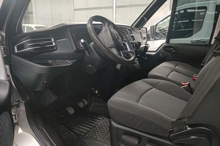 Used JMC Fushun 2022 2.0T Manual Multi-Function Passenger Vehicle Short Wheelbase Low Roof 6-Seater Driver Seat