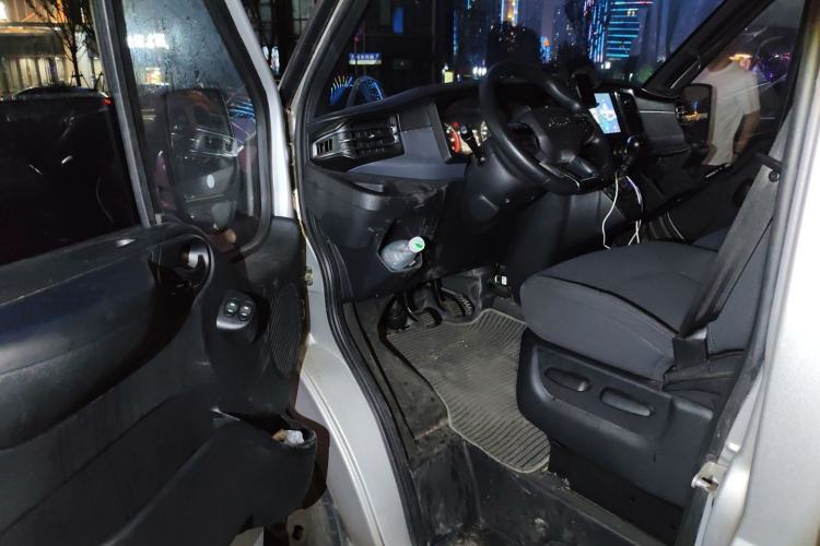 Used JMC Fushun 2022 2.0T Manual Multi-Function Passenger Vehicle Short Wheelbase Low Roof 6-Seater Interior 3