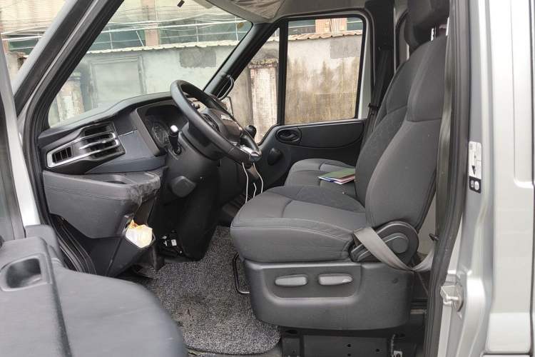 Used JMC Fushun 2022 2.0T Manual Multi-Function Passenger Vehicle Short Wheelbase Mid-Height Roof 6-Seater Left Front Seat