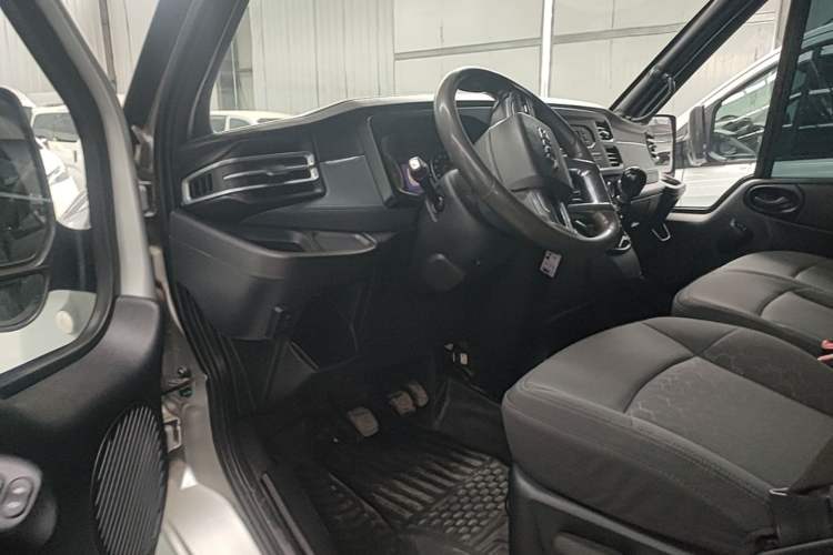 Used JMC Fushun 2022 2.0T Manual Multi-Function Passenger Vehicle Short Wheelbase Low Roof 6-Seater Left Front Seat