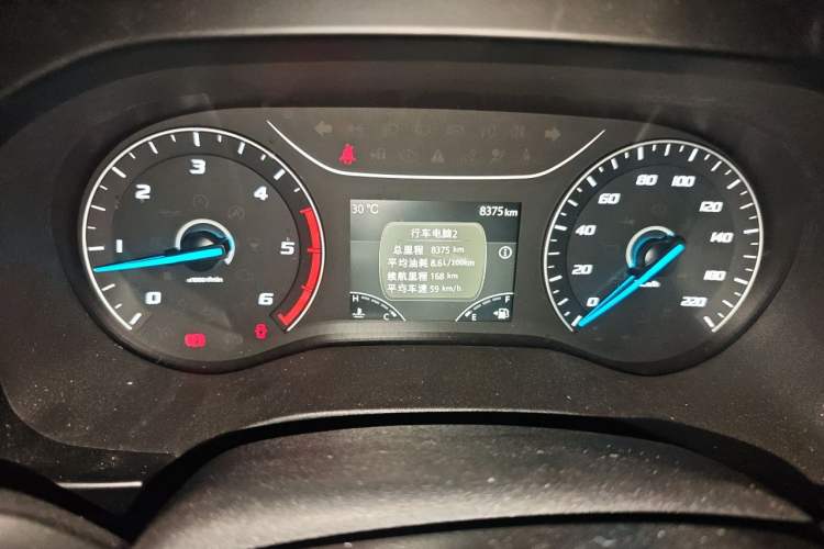 Used JMC Fushun 2022 2.0T Manual Multi-Function Passenger Vehicle Mid-Range High Roof 6-7 Seats Odometer Close Up