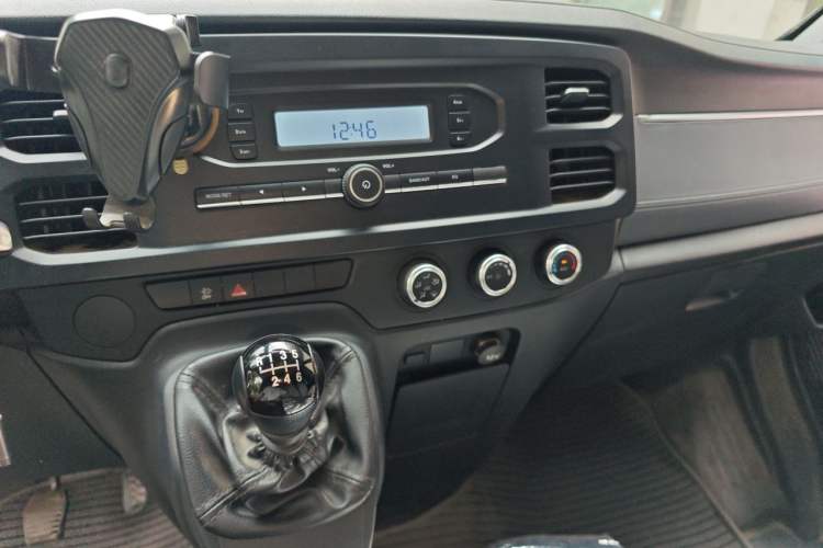 Used JMC Fushun 2022 2.0T Manual Multi-Function Passenger Vehicle Mid-Range High Roof 6-7 Seats Audio And AC Panel